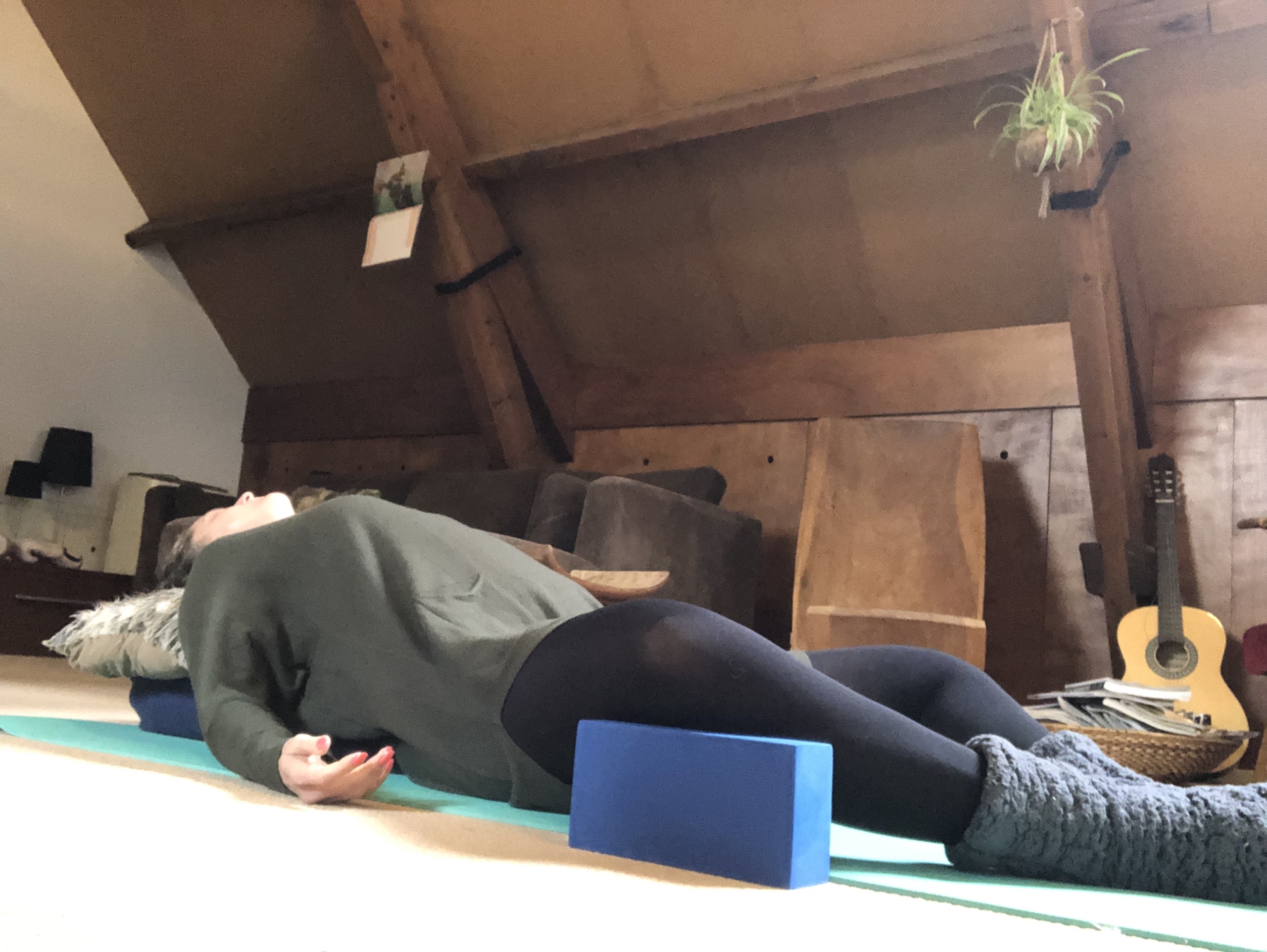 Eliza in restorative yoga houding