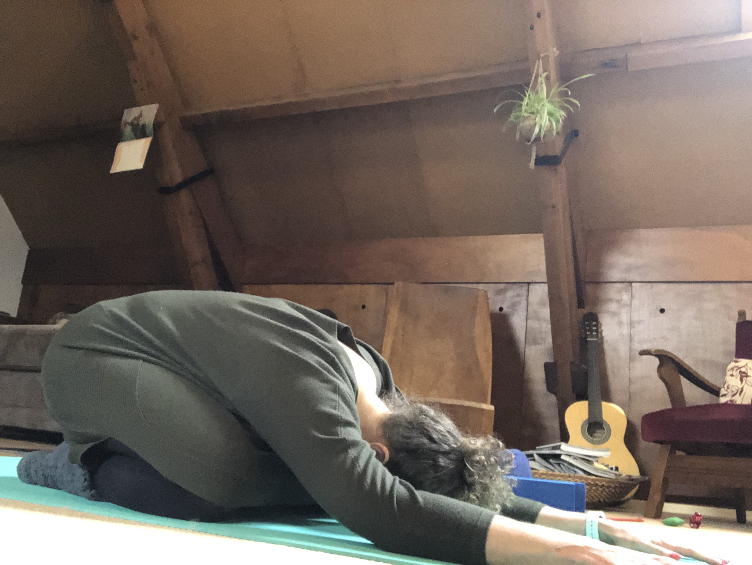 Eliza in yin yoga houding